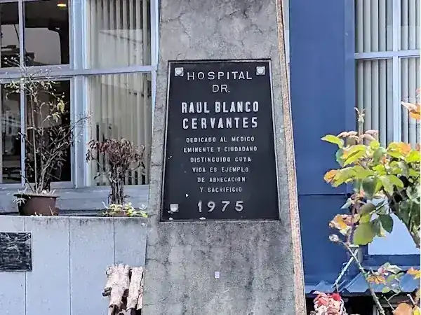 Monumento dedicado al Dr. Raúl Blanco Cervantes en los jardines del hospital, con fecha de 1975