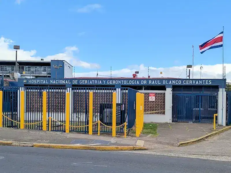 Entrada del Hospital Nacional de Geriatría y Gerontología Dr. Raúl Blanco Cervantes con la bandera de Costa Rica