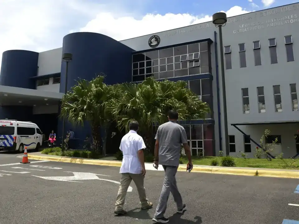 Fachada principal del Hospital Nacional de Geriatría y Gerontología Dr. Raúl Blanco Cervantes, con su ambulancia en la entrada
