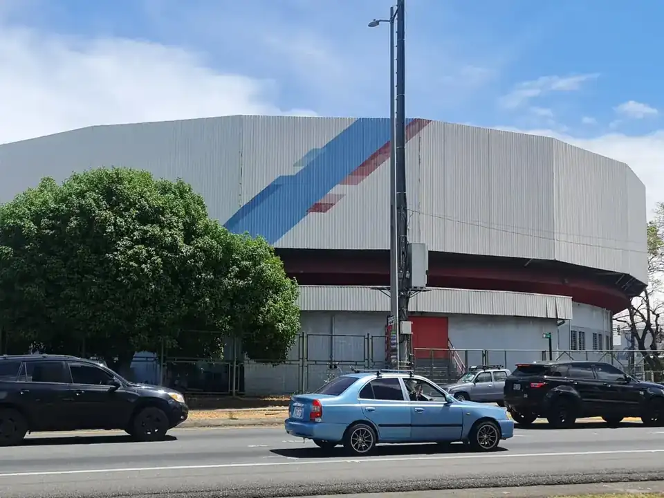 Fachada del Gimnasio Nacional vista desde la calle